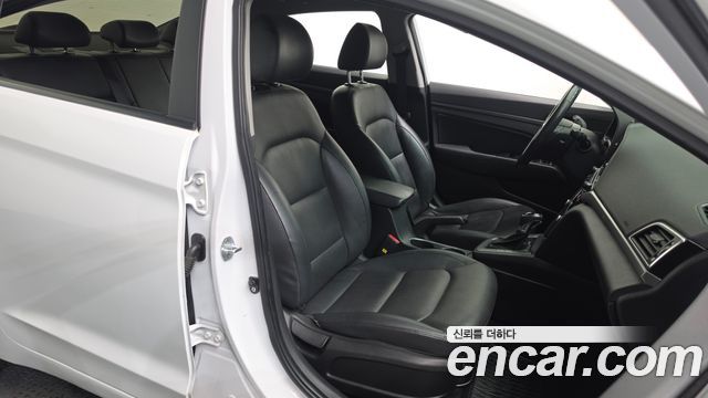 Hyundai AVANTE 2017 — photo 11