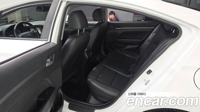 Hyundai AVANTE 2017 — photo 12
