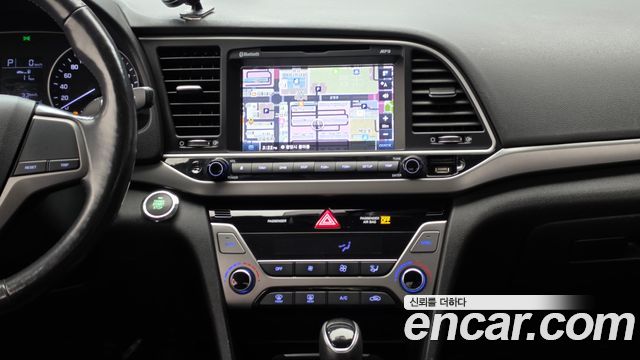 Hyundai AVANTE 2017 — photo 14