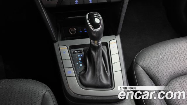 Hyundai AVANTE 2017 — photo 12