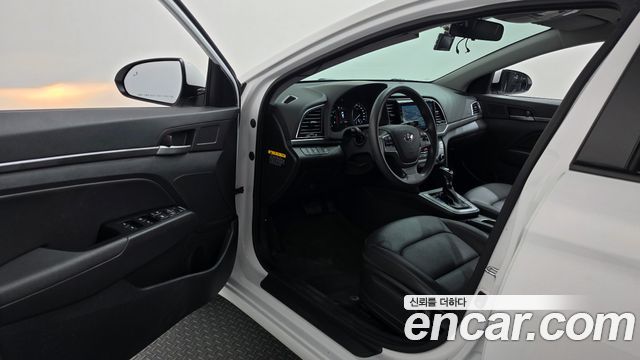Hyundai AVANTE 2017 — photo 13