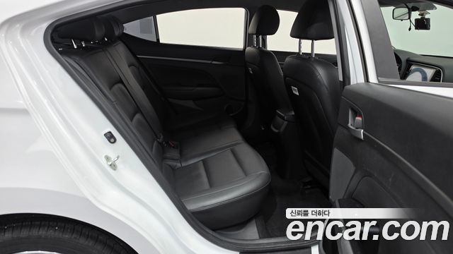 Hyundai AVANTE 2017 — photo 17