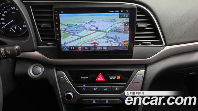 Hyundai AVANTE 2017 — photo 18