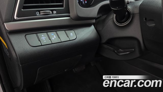 Hyundai AVANTE 2017 — photo 24