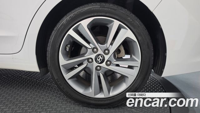 Hyundai AVANTE 2017 — photo 7