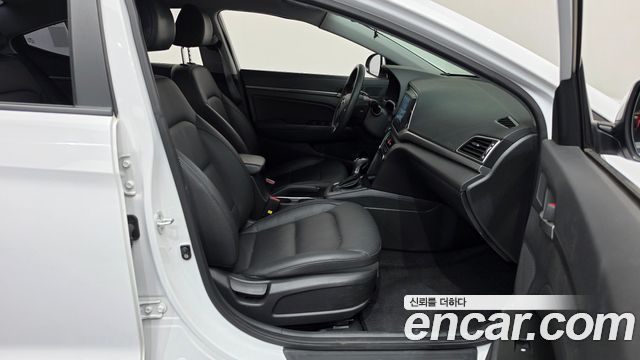 Hyundai AVANTE 2017 — photo 16