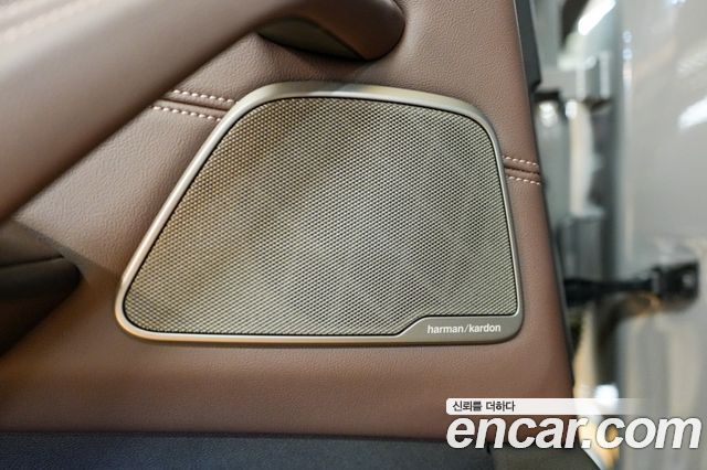 BMW 5-Series 2021 — photo 16