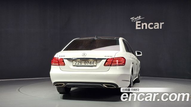 Mercedes-Benz E-Class 2016 — photo 4