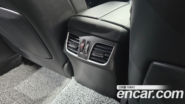Genesis G80 2017 — photo 31