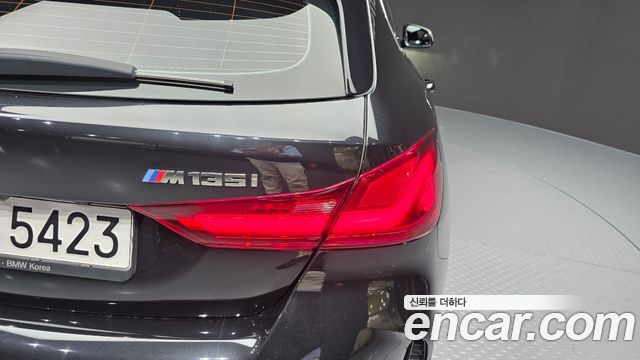 BMW 1-Series 2023 — photo 9