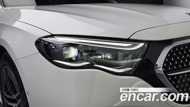 Mercedes-Benz E-Class 2025 — photo 8