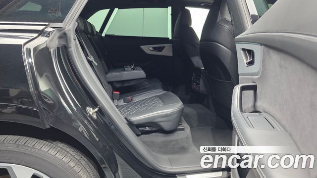 Audi Q8 2023 — photo 12