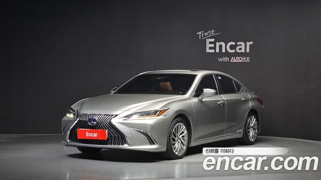 Lexus ES 2019 — photo 1