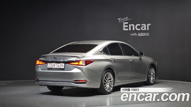 Lexus ES 2019 — photo 2