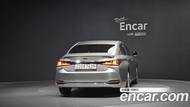 Lexus ES 2019 — photo 4
