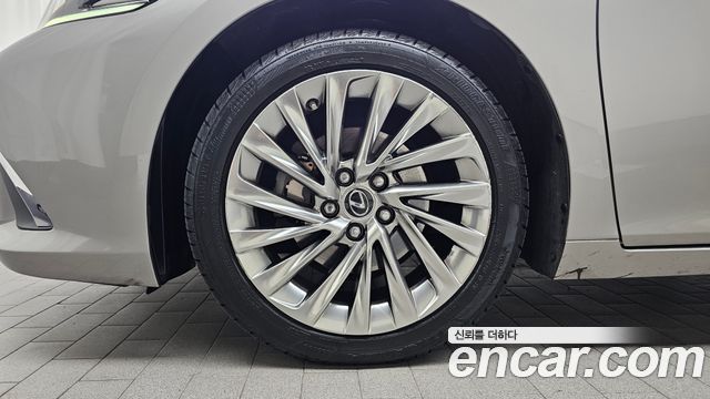Lexus ES 2019 — photo 5