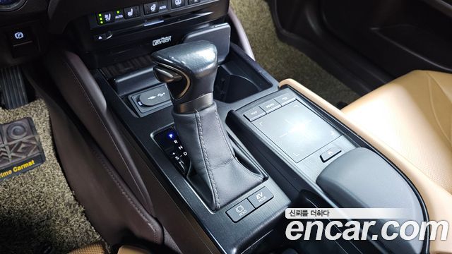 Lexus ES 2019 — photo 9