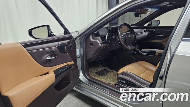 Lexus ES 2019 — photo 10
