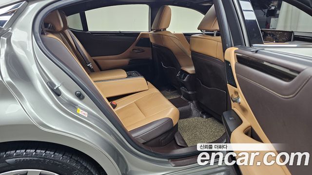 Lexus ES 2019 — photo 11