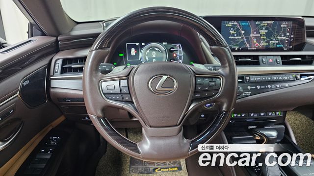 Lexus ES 2019 — photo 12