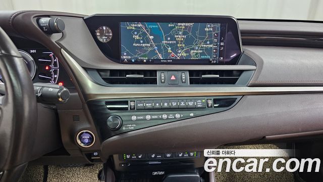 Lexus ES 2019 — photo 14