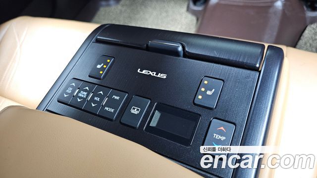 Lexus ES 2019 — photo 18