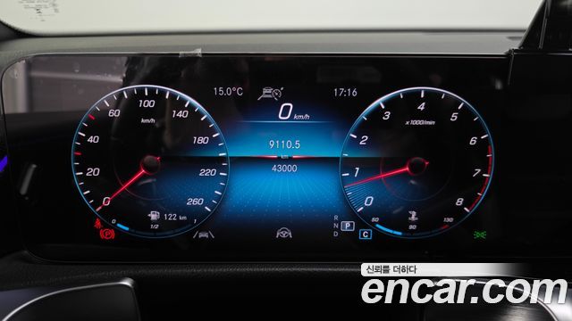 Mercedes-Benz GLB-Class 2023 — photo 8