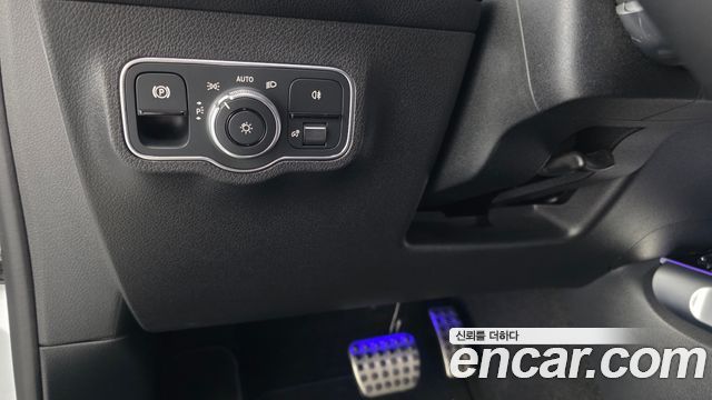 Mercedes-Benz GLB-Class 2023 — photo 18