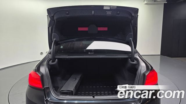 BMW 5-Series 2017 — photo 20