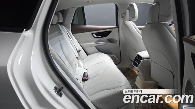 Mercedes-Benz EQE 2023 — photo 17