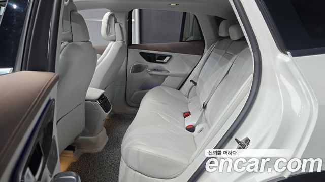 Mercedes-Benz EQE 2023 — photo 18