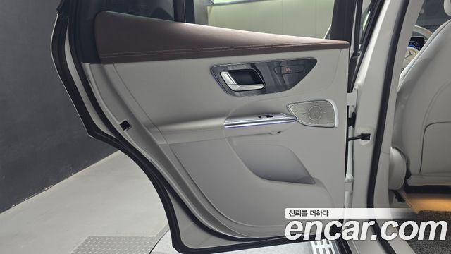 Mercedes-Benz EQE 2023 — photo 15