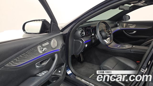 Mercedes-Benz E-Class 2023 — photo 13
