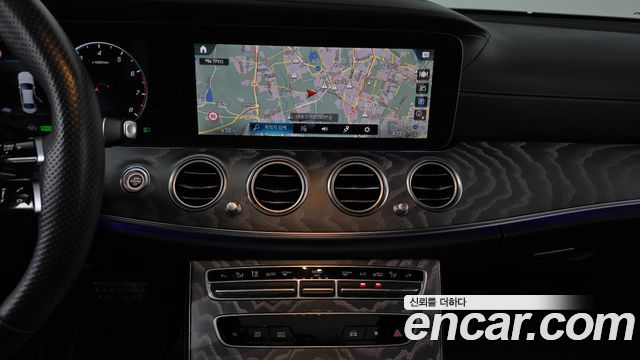 Mercedes-Benz E-Class 2023 — photo 18
