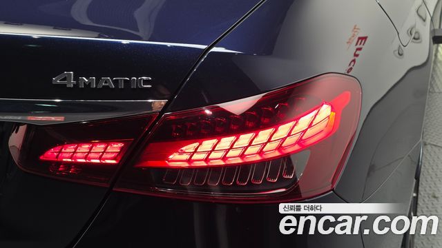 Mercedes-Benz E-Class 2023 — photo 9