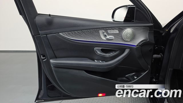 Mercedes-Benz E-Class 2023 — photo 14