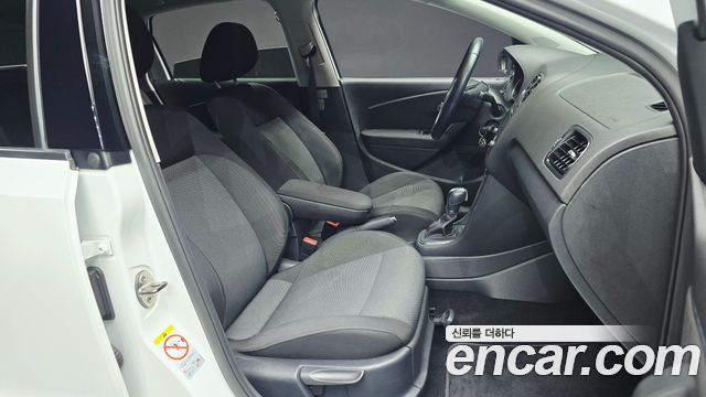 Volkswagen Polo 2015 — photo 12