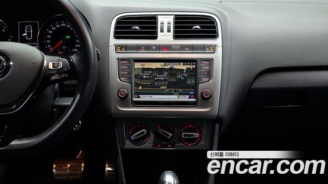 Volkswagen Polo 2015 — photo 14