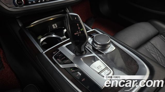 BMW 7-Series 2016 — photo 9