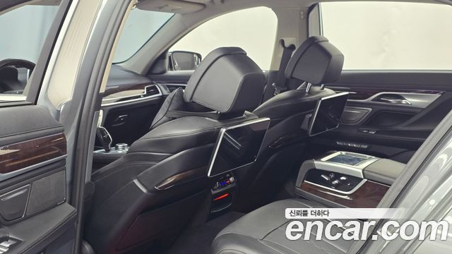 BMW 7-Series 2016 — photo 20