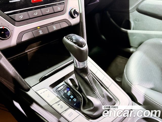 Hyundai AVANTE 2018 — photo 11