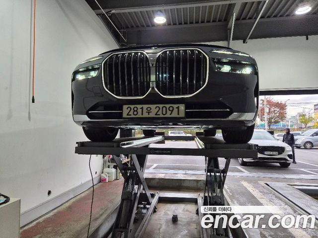 BMW 7-Series 2023 — photo 2