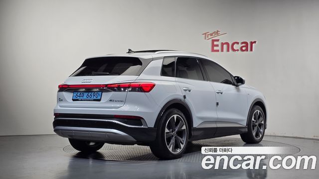 Audi Q4 e-tron 2022 — photo 2