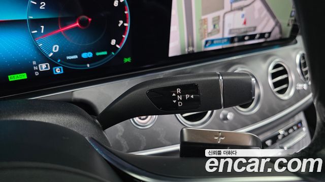 Mercedes-Benz E-Class 2022 — photo 12