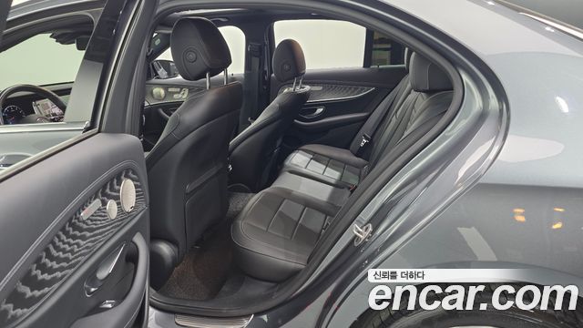 Mercedes-Benz E-Class 2022 — photo 17