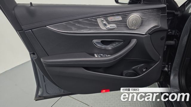 Mercedes-Benz E-Class 2022 — photo 14