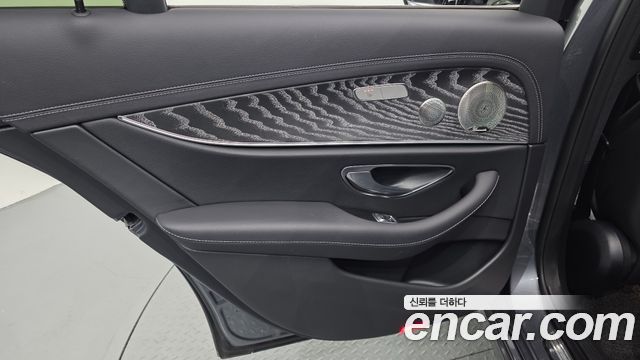 Mercedes-Benz E-Class 2022 — photo 15