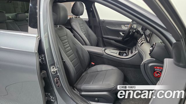 Mercedes-Benz E-Class 2022 — photo 16