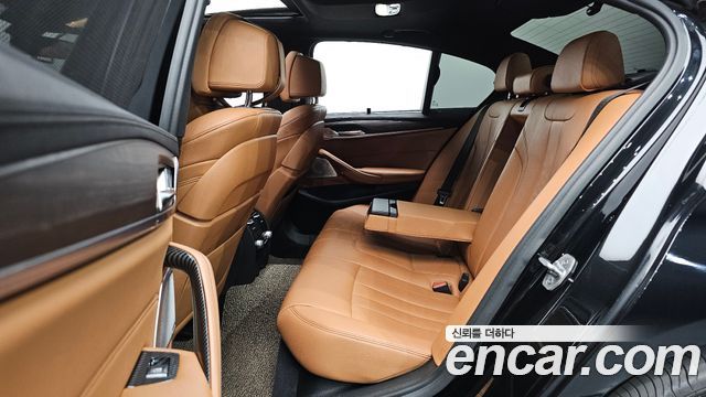 BMW 5-Series 2017 — photo 11