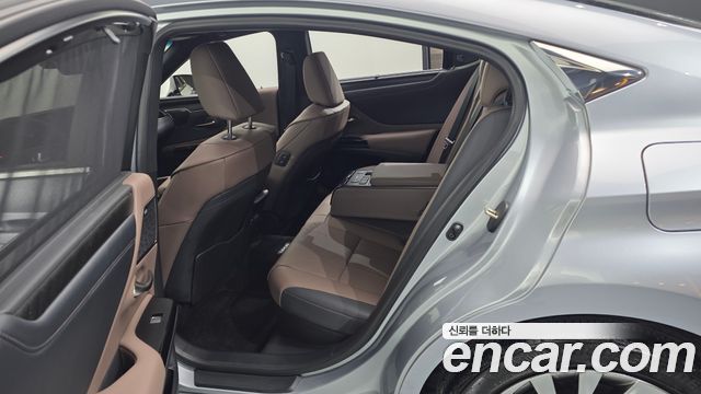Lexus ES 2025 — photo 17